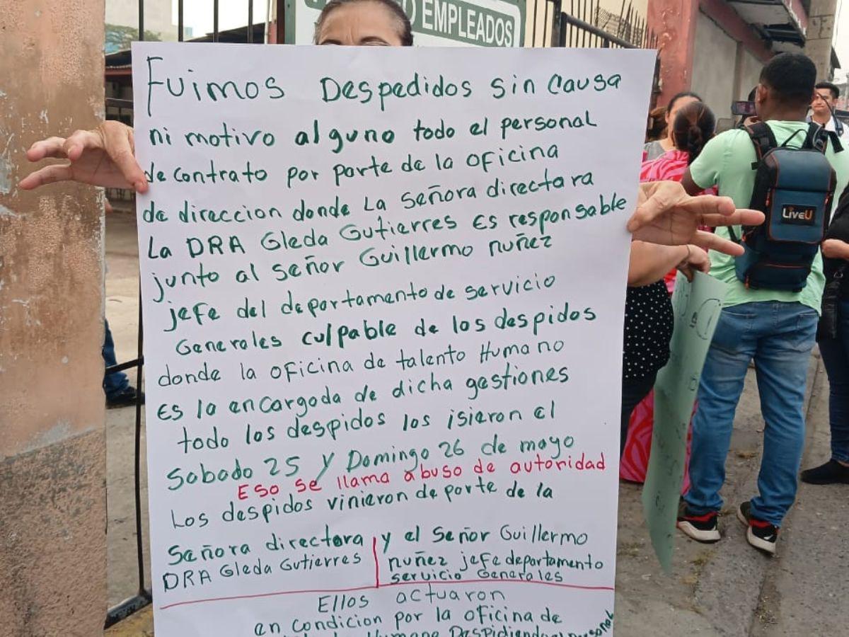 Empleados del Leonardo Martínez protestan por despidos injustificados; ministra confirma destitución