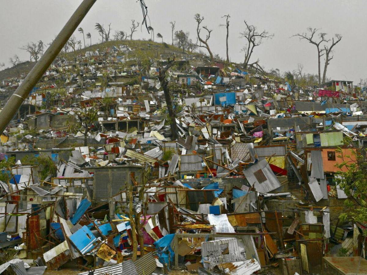 Decenas de muertos y desastres en casas en Mayotte, la isla más pobre de Francia