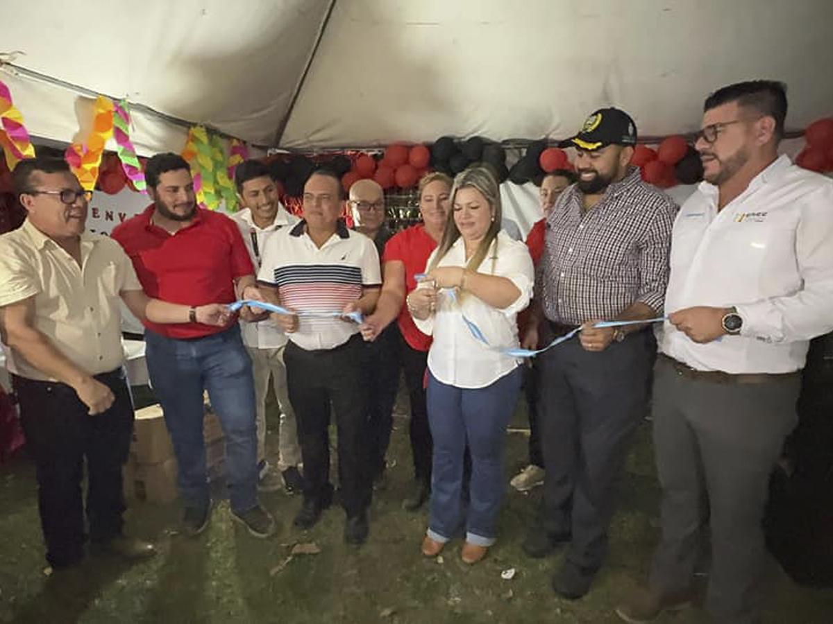 <i>Yadira Álvarez, directora del Fosode junto a autoridades locales y departamentales realizaron la inauguración oficial del proyecto de electrificación. </i>