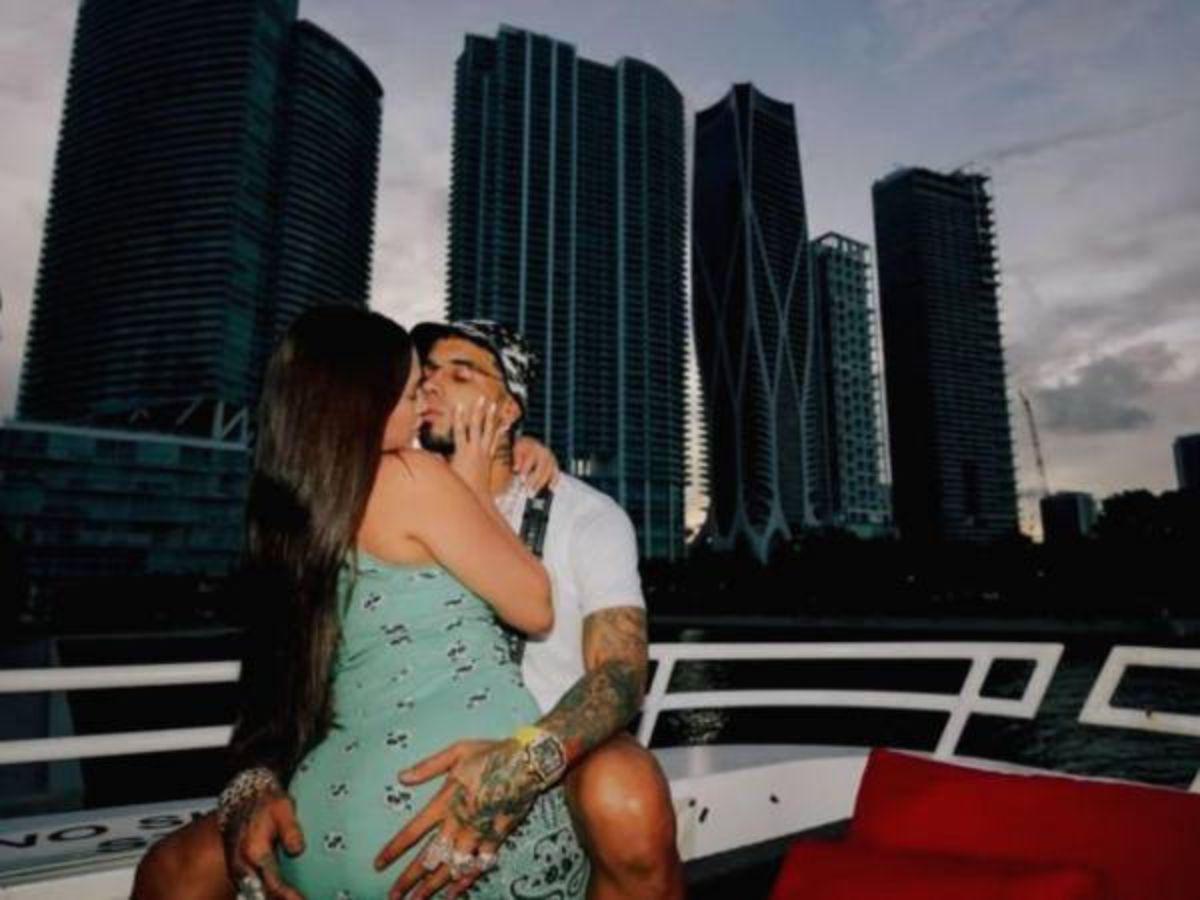 Anuel confirma relación con modelo venezolana Laury Saavedra