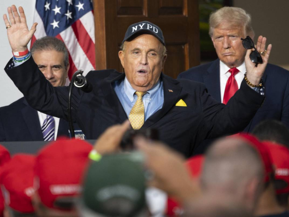 Exabogado de Trump, Rudy Giuliani, se dispone a entregarse a autoridades de Georgia