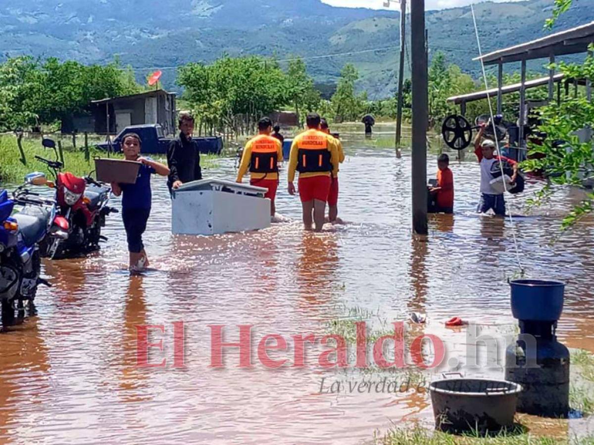 Varias familias no lograron salir a tiempo y fueron sorprendidos por el desbordamiento del Ulúa la tarde de ayer, el agua les llegaba casi a las rodillas.