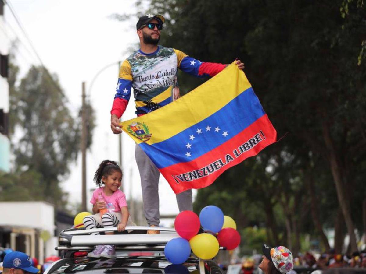 Lágrimas de impotencia y cadenas: venezolanos por el mundo protestan contra investidura de Maduro