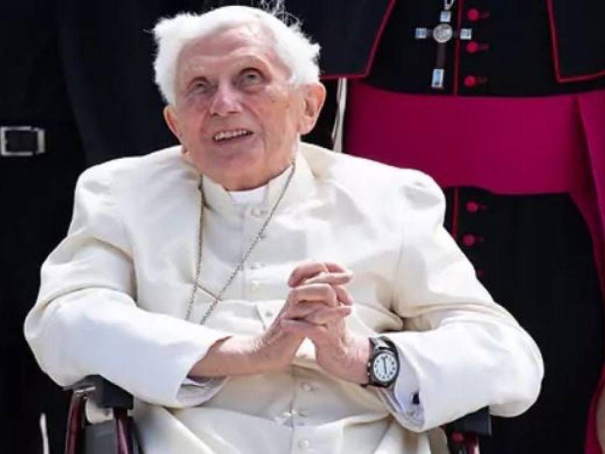 Benedicto XVI pide perdón a víctimas de abusos y niega haber encubierto a sacerdotes