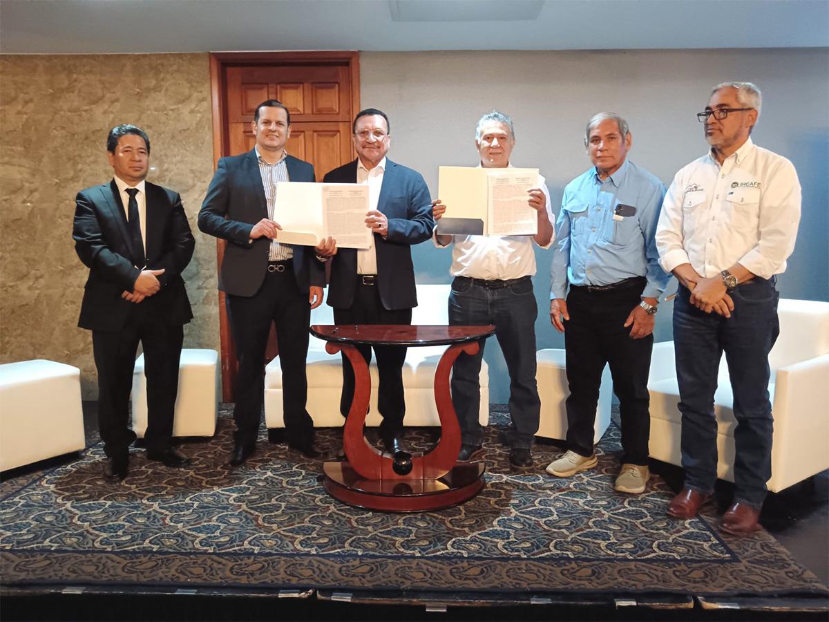 <i>Autoridades de la Secretaría de Agricultura y Ganadería (SAG), representantes de Heifer Internacional Honduras e Ihcafe, participaron del lanzamiento del programa llamado “Promesa Café-Cacao”.</i>