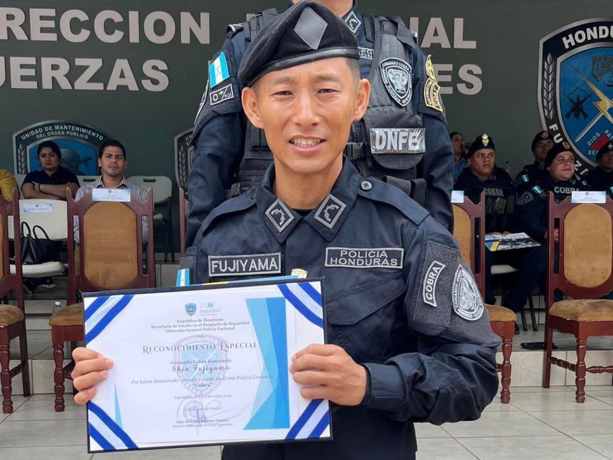 Shin Fujiyama se graduó como el ‘primer Comando Cobra honorario’ en Honduras