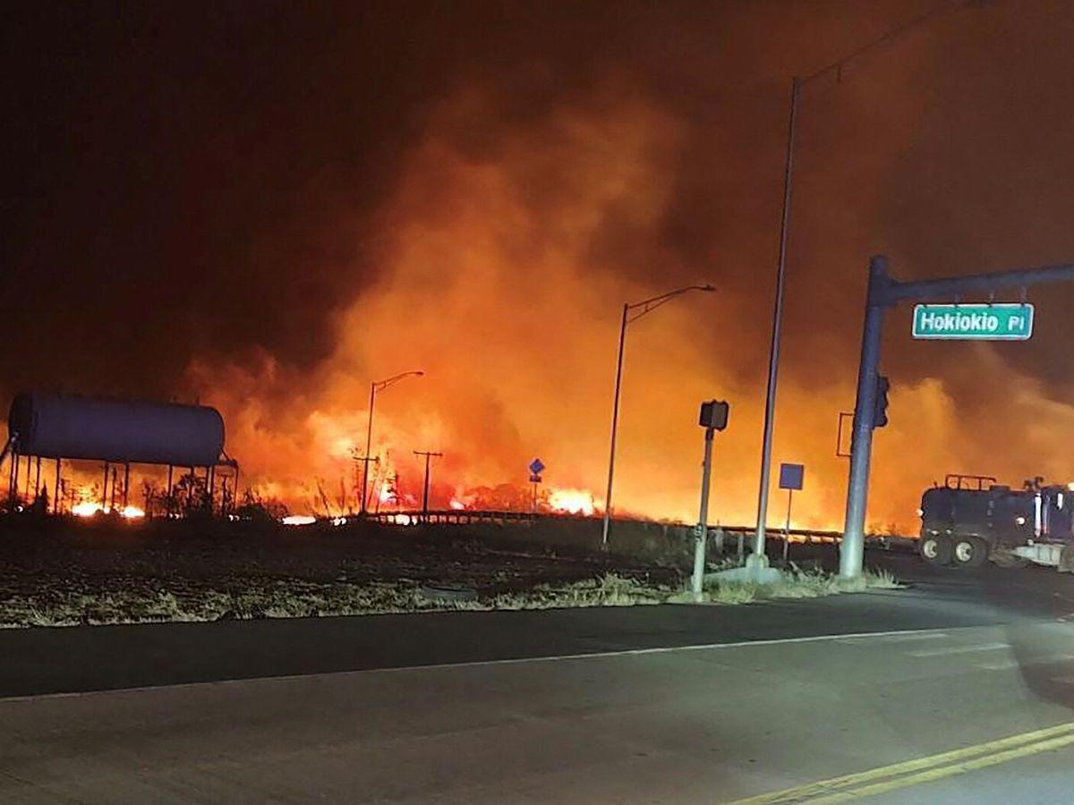 Incendio en Maui obliga a pobladores a tirarse al mar para huir de las llamas