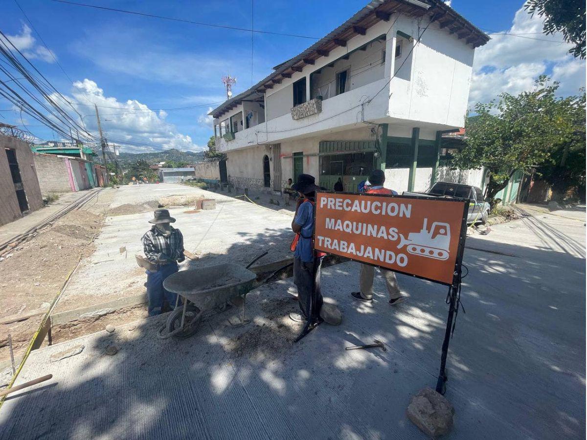 Unos 30 proyectos de pavimentación se ejecutan en los barrios y colonias de la capital