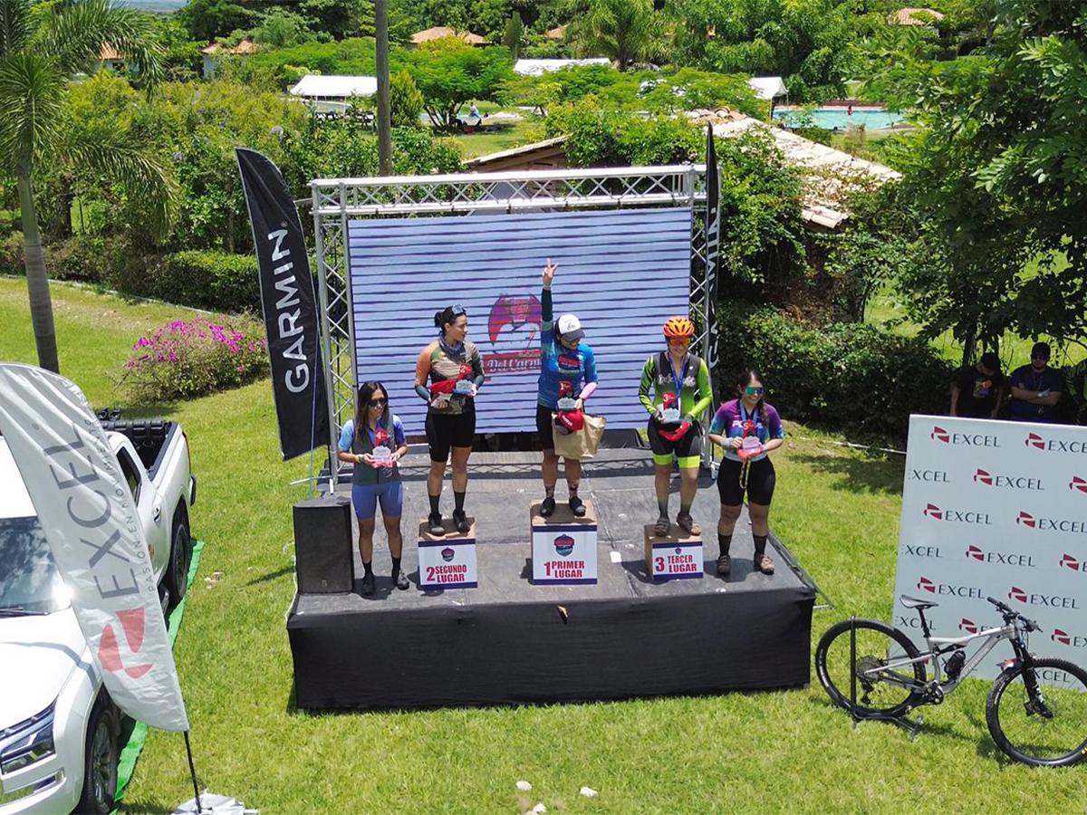 <i>Ciclistas victoriosas posando con sus premios tras conquistar los desafiantes recorridos del Bikemart Gravel Challenge.</i>