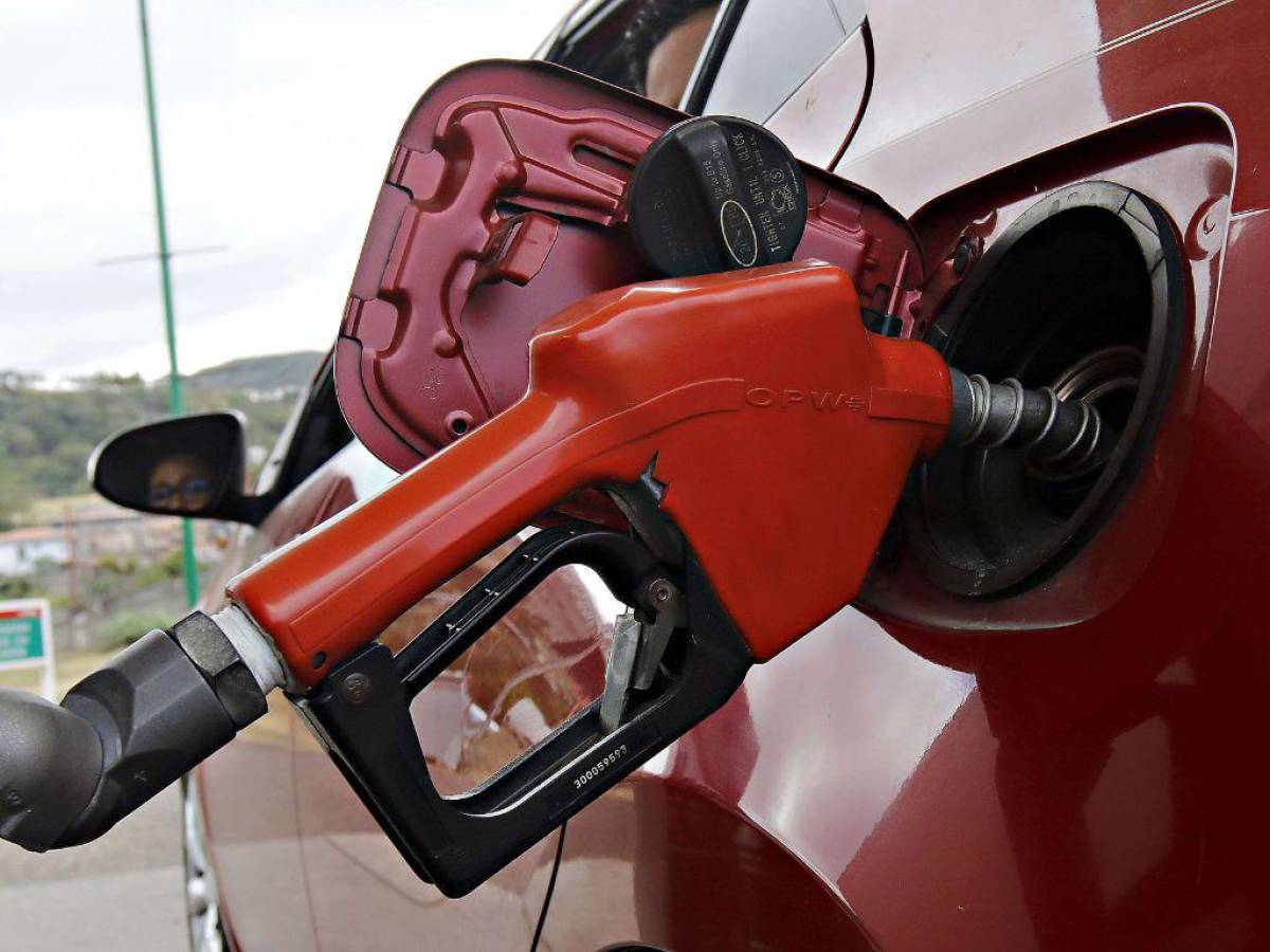 Gasolina superior bajaría a menos de L 100 tras 574 días de alzas