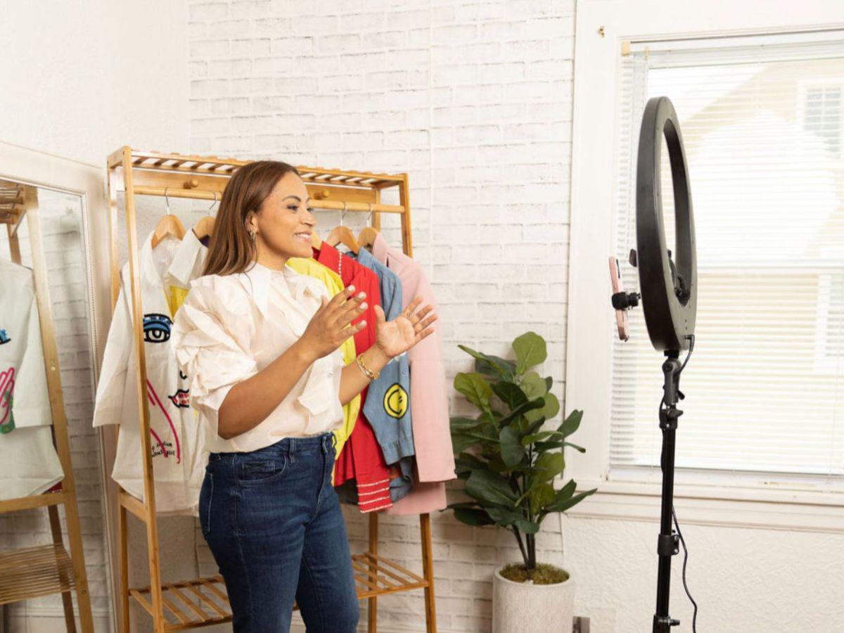 ’Luzita’ durante uno de sus lives de ventas.