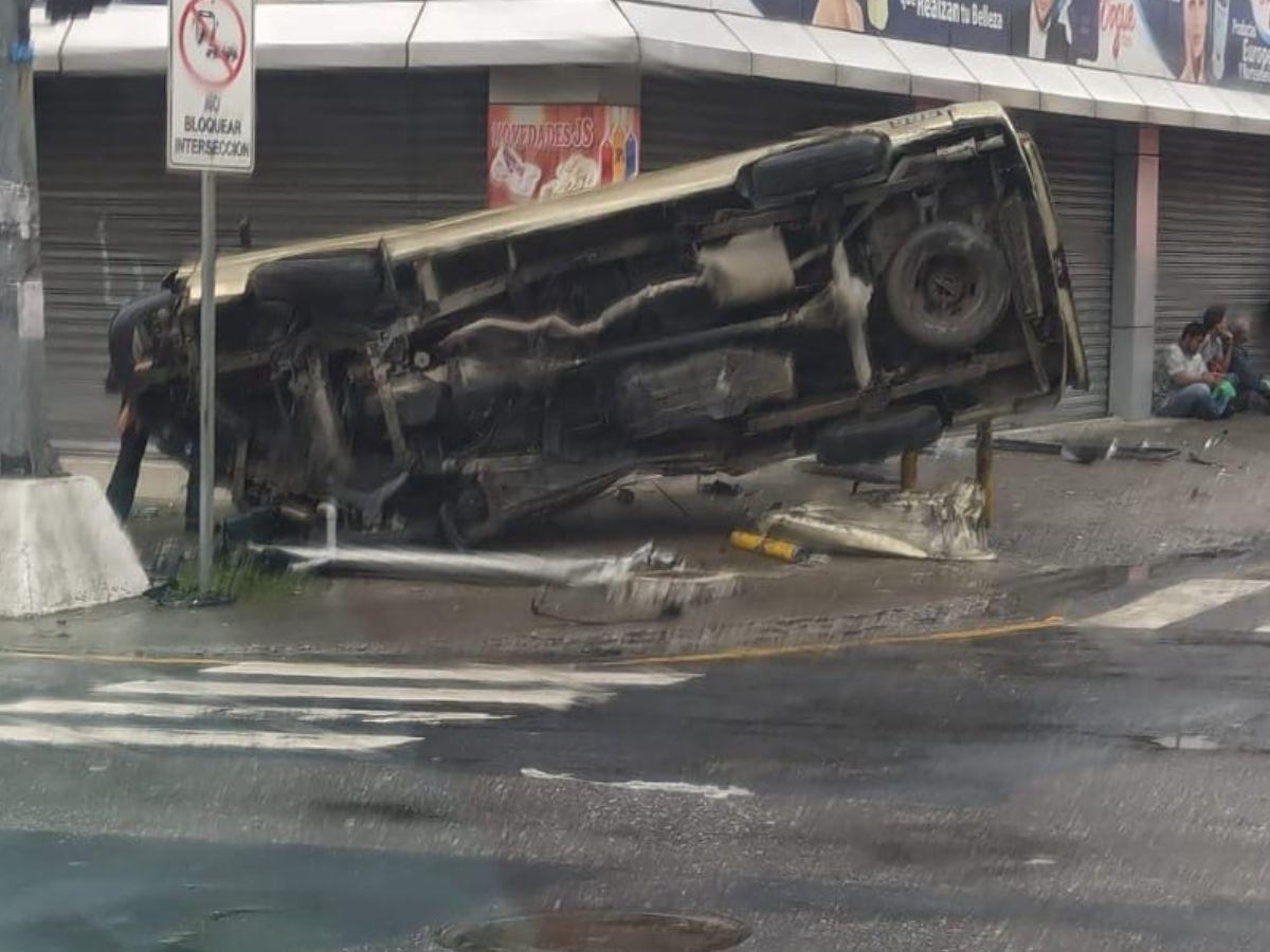 El automotor quedó volcado de lado en la acera de la primera calle, séptima avenida del barrio El Centro.