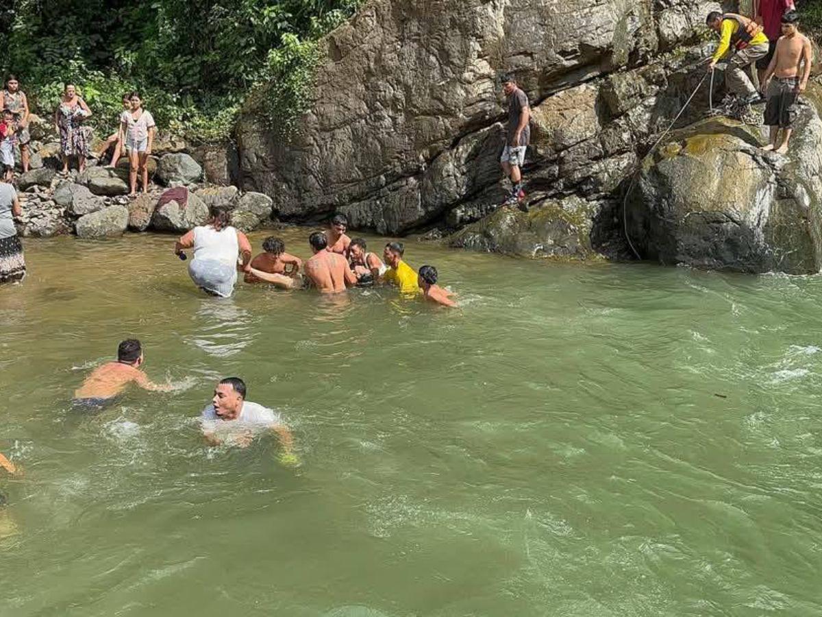 “Ella se desesperó y el agua la jaló”: Joven se ahoga mientras celebraba con su familia el Año Nuevo