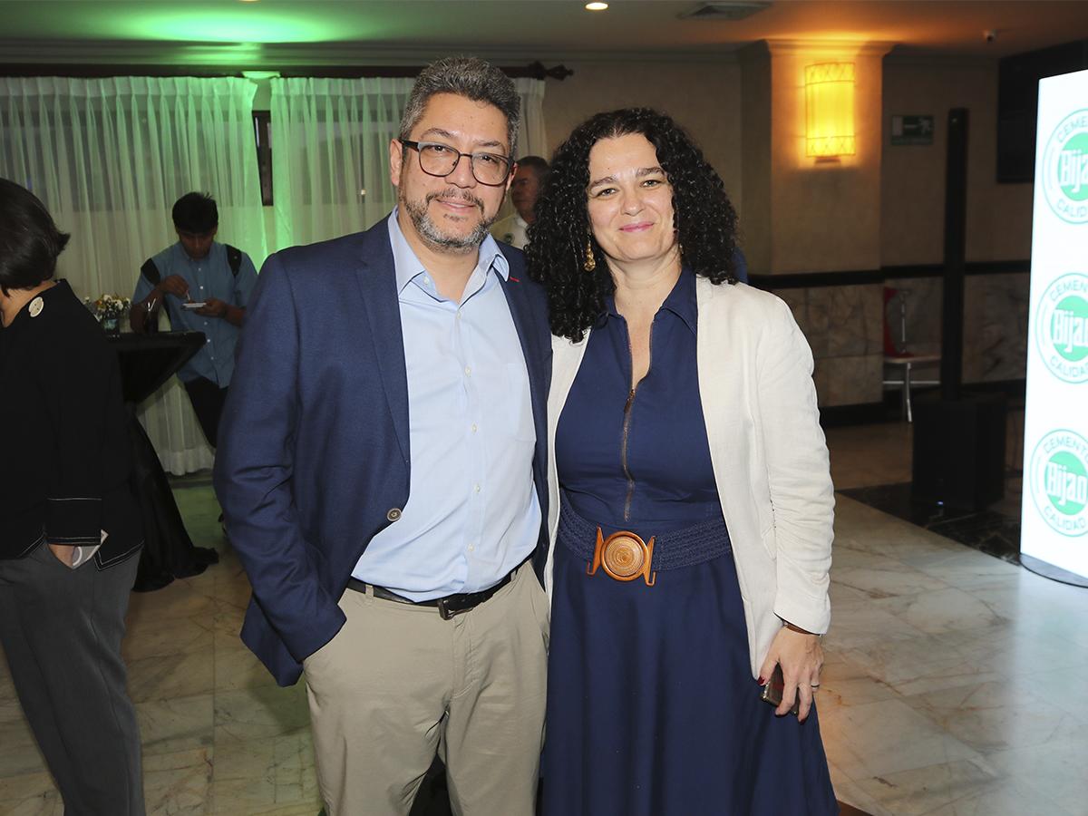 <i>La ingeniera Antonia Bordas, ponente internacional, junto a Claudio Contreras disfrutando de la velada.</i>