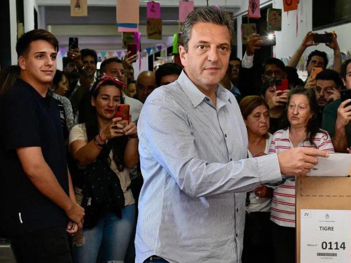 El candidato oficialista, Sergio Massa, previo a emitir su voto.