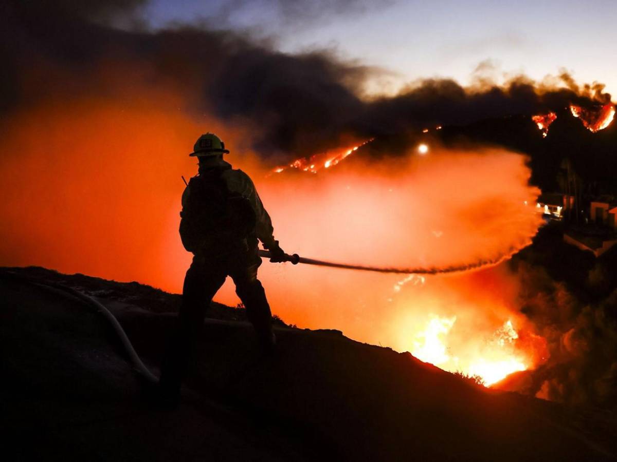 Incendio en Los Ángeles avanza sin control y amenaza a miles a su paso