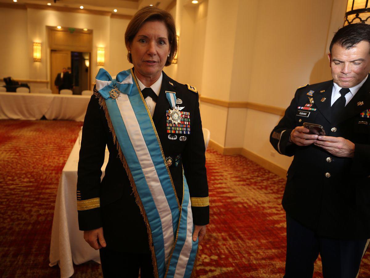 Laura Richardson recibió la condecoración Gran Cruz de las Fuerzas Armadas.