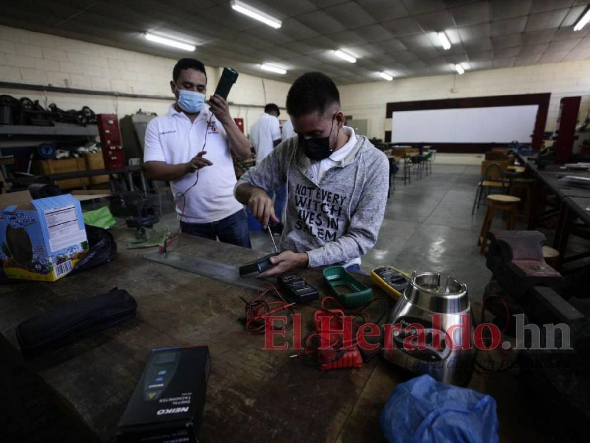 Alrededor de 11 talleres que imparten son las que retornaron a clases presenciales, luego de dos años de pandemia de covid-19.