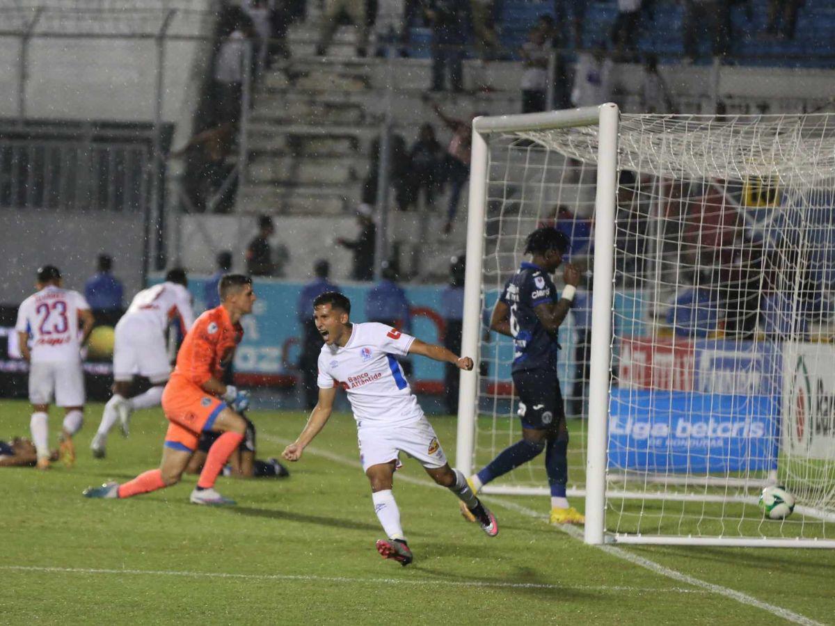 José Mario Pinto celebra el segundo gol anotado por Arboleda.