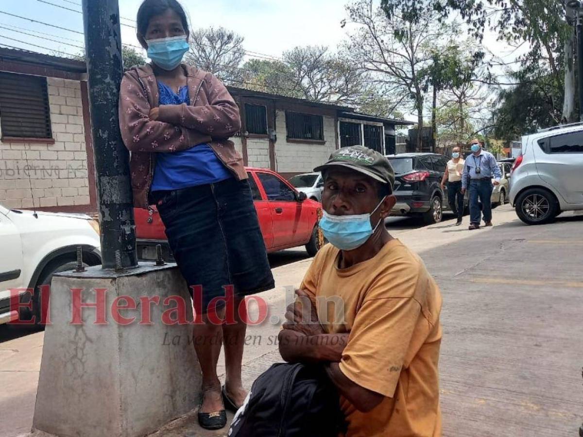 Familiares del recién nacido a las afueras de la morgue capitalina este martes.