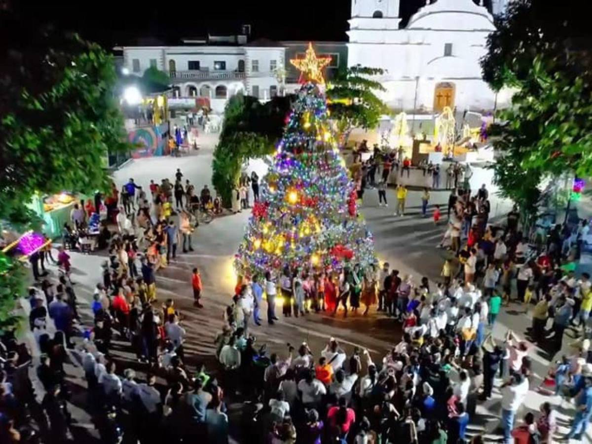 Juticalpa ilumina su plaza central con villa navideña