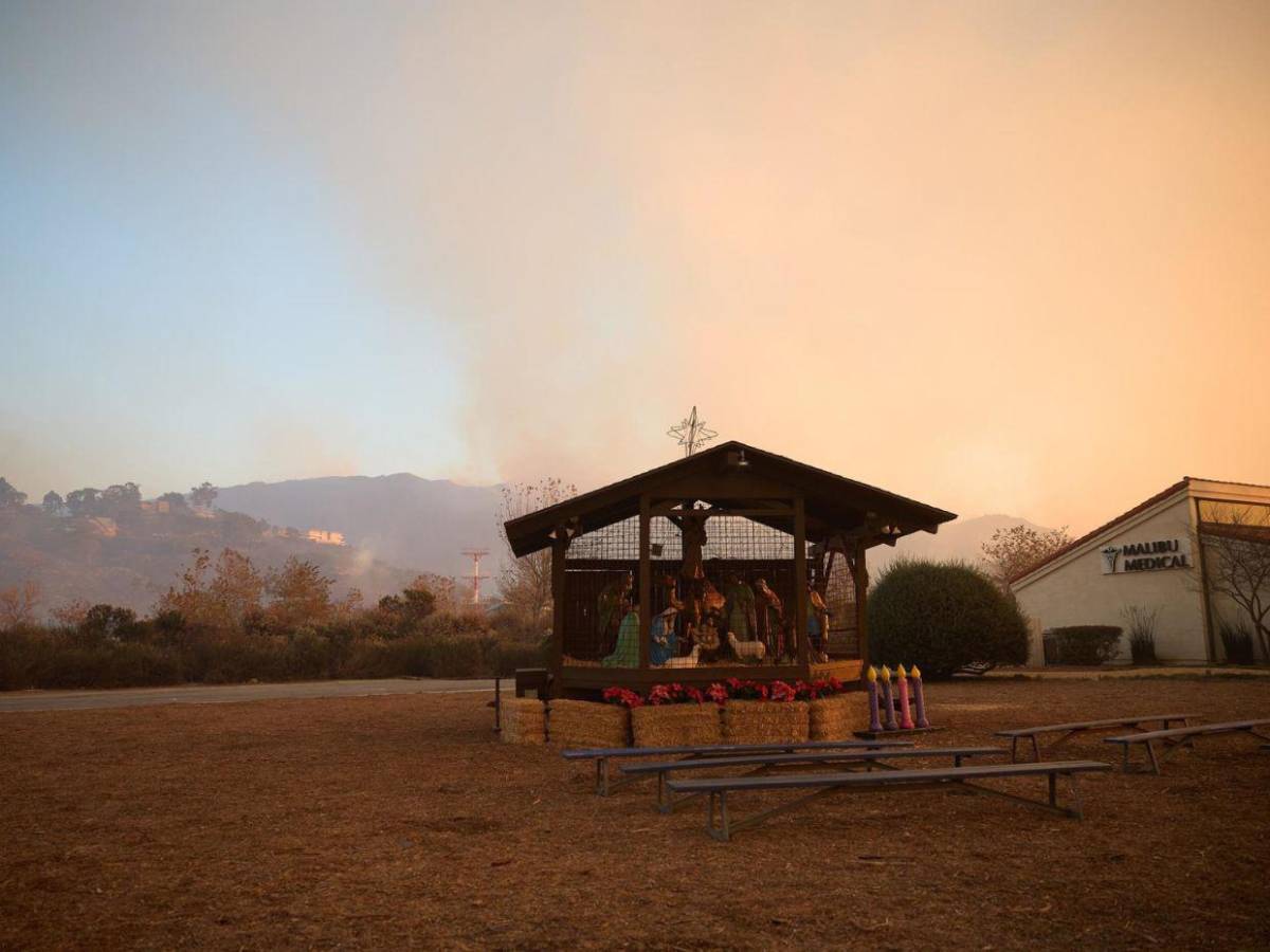 Evacuaciones y cierre de calles: impactantes imágenes del incendio en Malibú