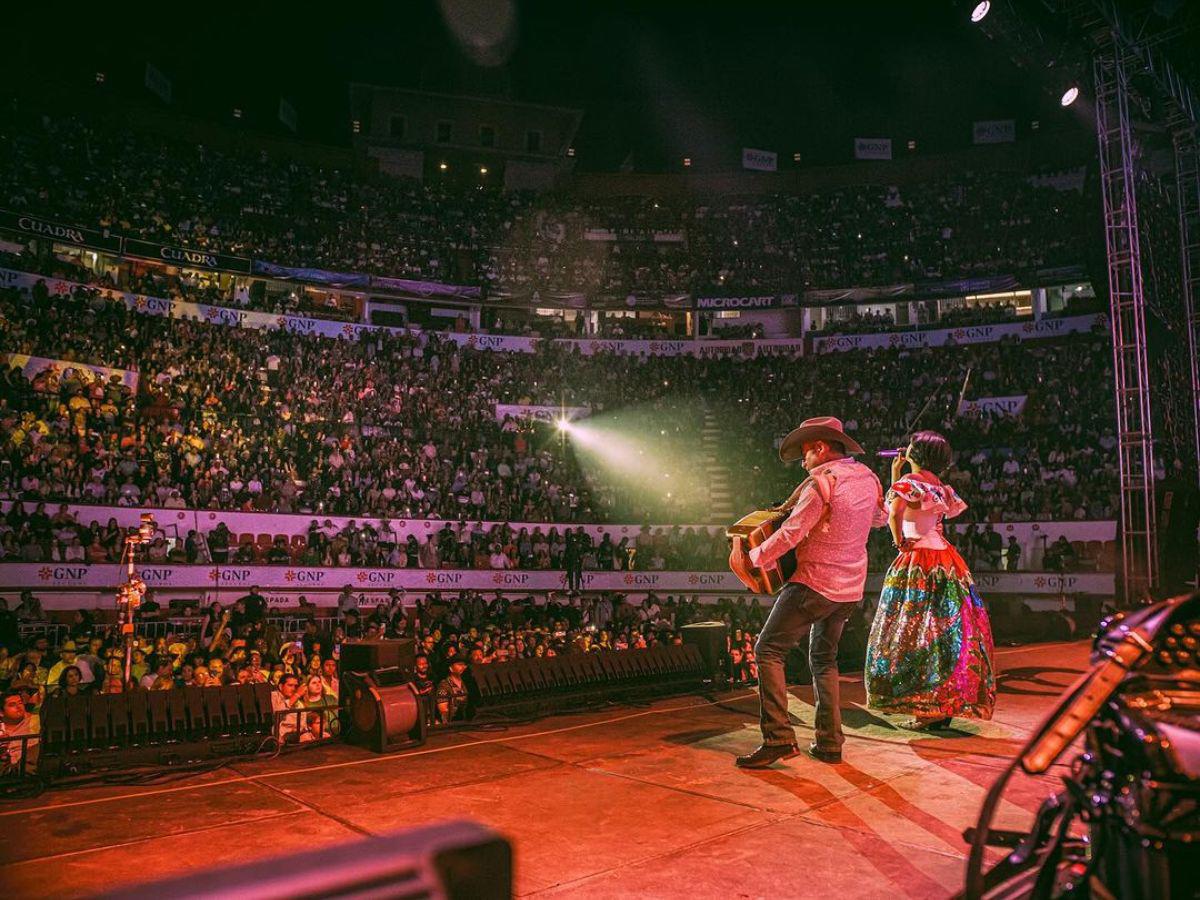 Ángela Aguilar defiende a Christian Nodal en concierto