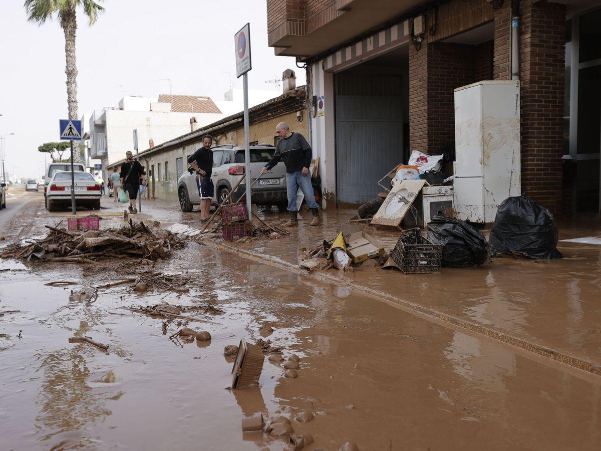 Decenas de muertos, carros flotando y personas desaparecidas: desastres tras inundaciones en Valencia