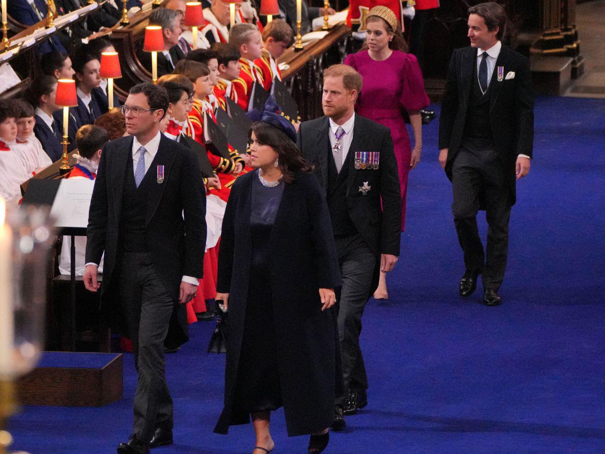 Harry caminó solo entre sus primas las princesa Beatriz y Eugenia.