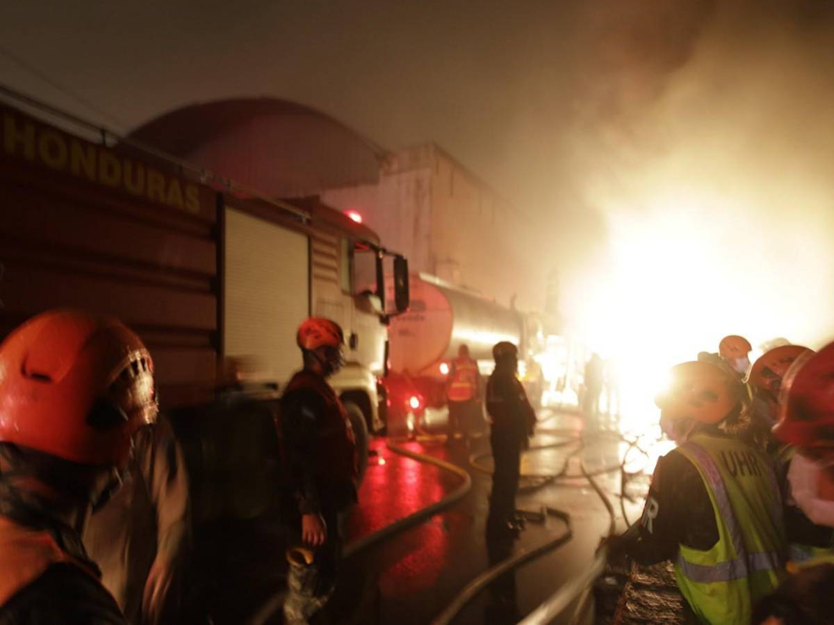 El cansancio entre bomberos tras horas de lucha contra incendio en mercado Las Américas