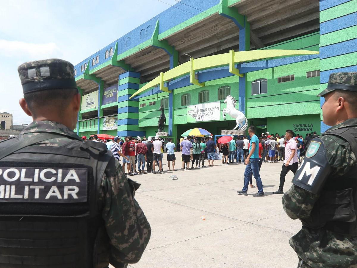 Blindan con policías el Estadio Juan Ramón Brevé para la final de ida Olancho FC-Olimpia