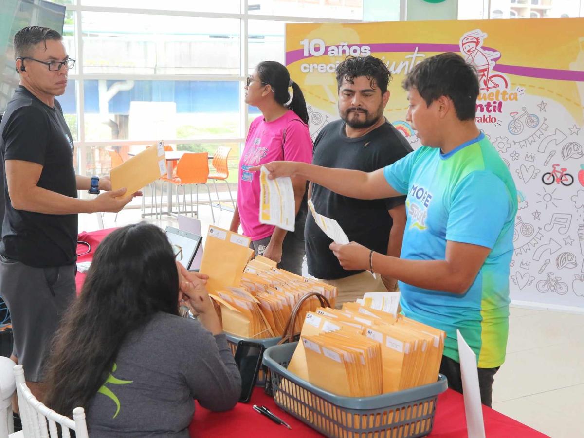 Gran ambiente se vive en la entrega de kits para la Vuelta Ciclística Infantil de El Heraldo