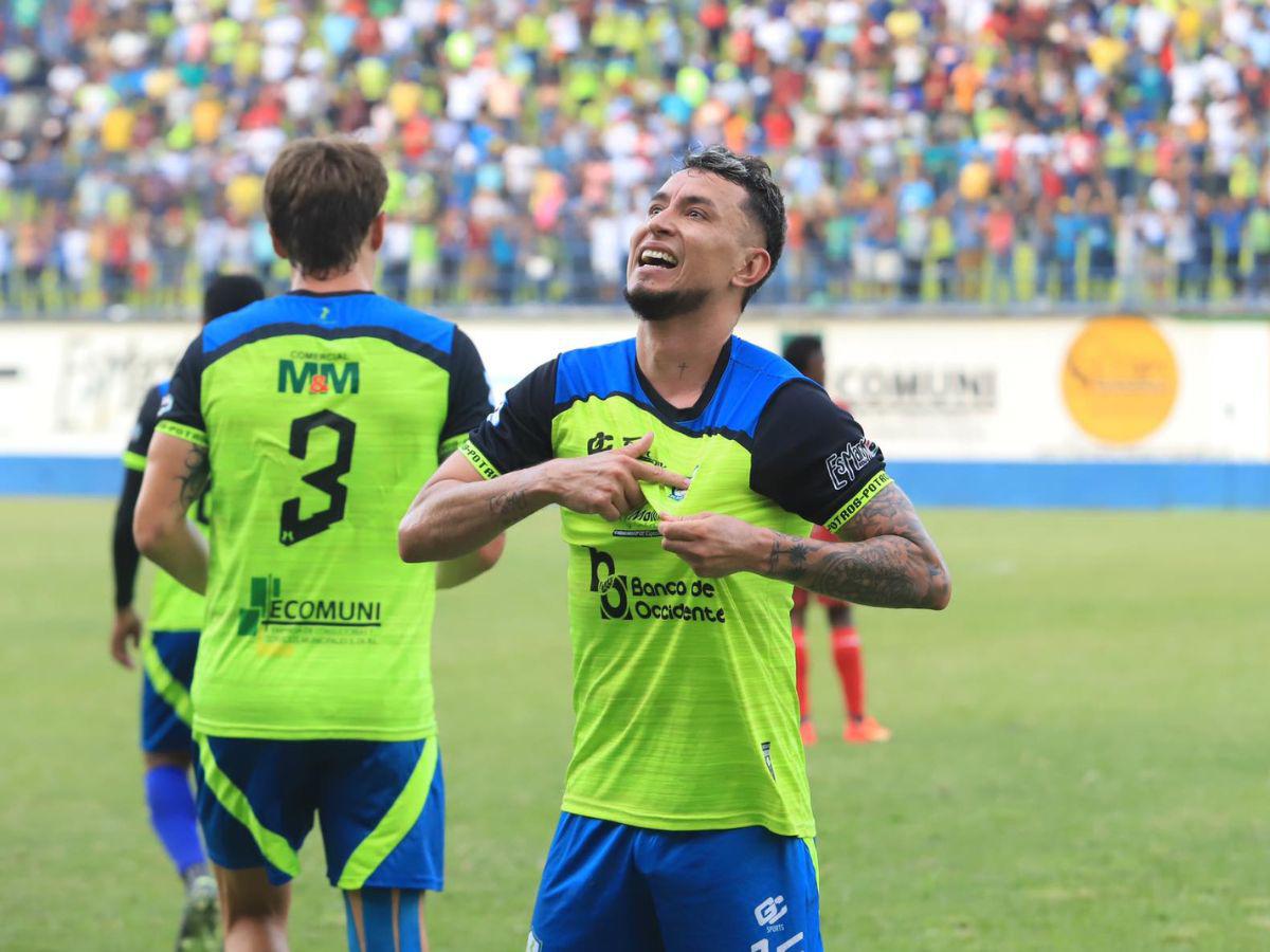 Andino celebró con su familia que estaba presente en el estadio.