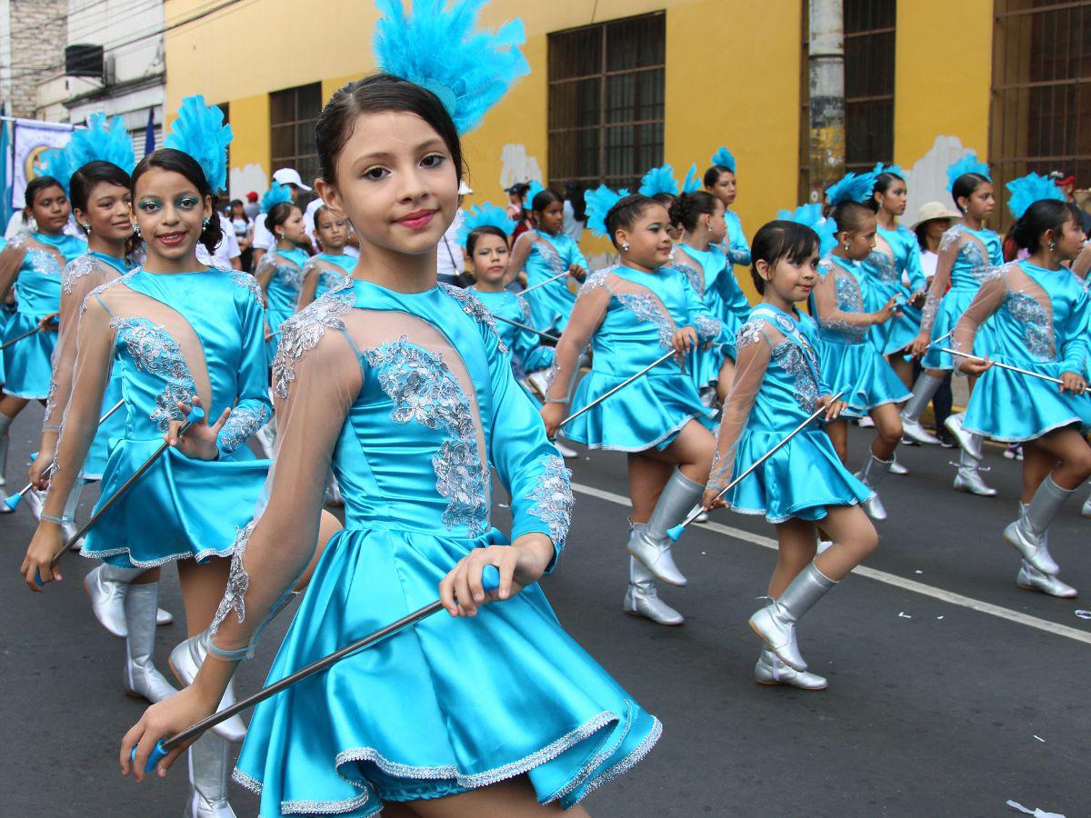 El Distrito Central se llenó de civismo con desfile de 400 escuelas