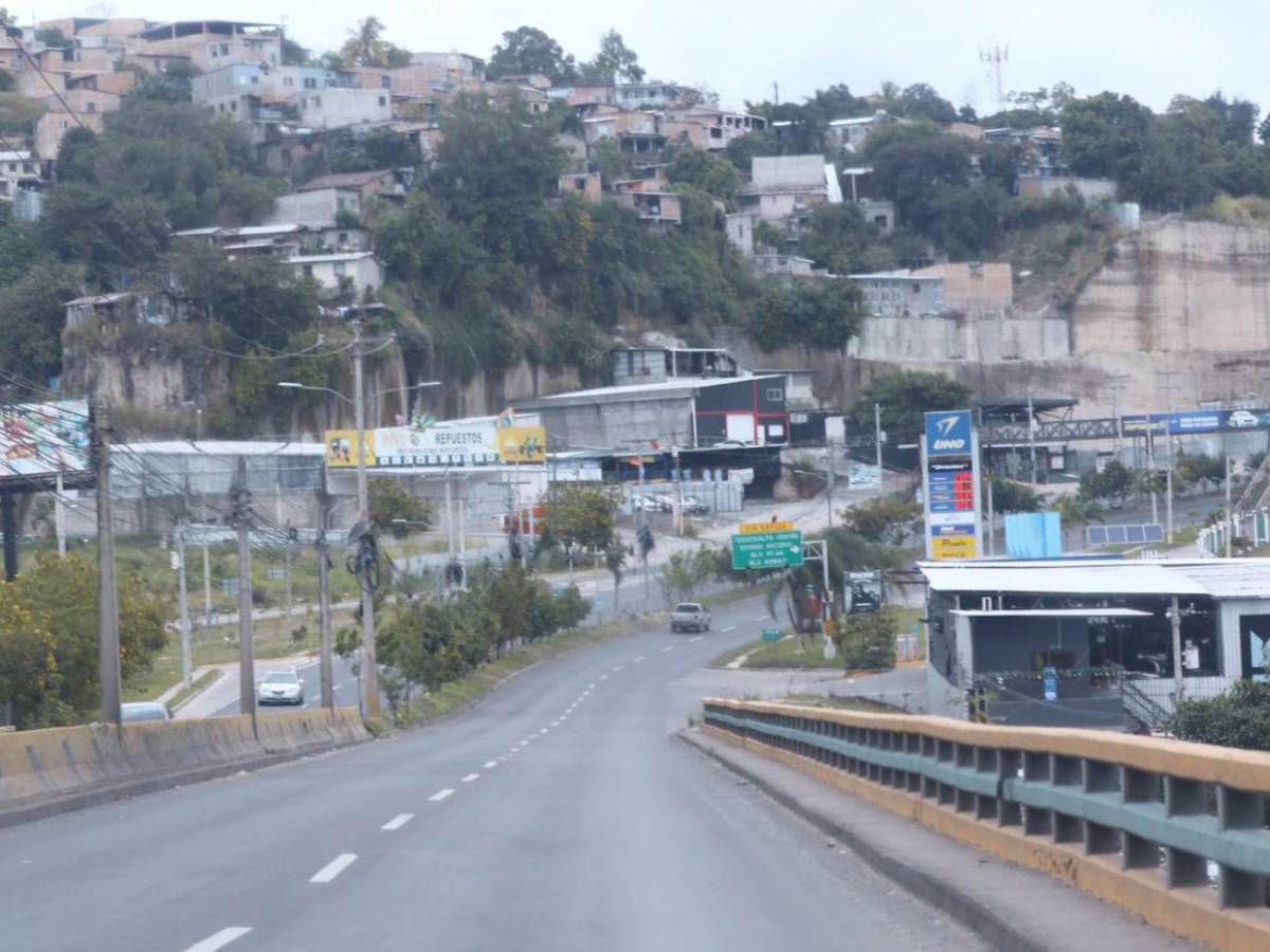 Desiertas lucen las calles del Distrito Central este 25 de diciembre