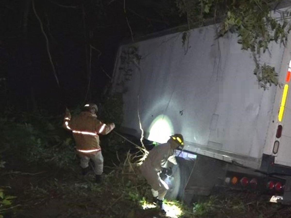 Conductor de un camión se salva de morir tras caer en abismo en la capital