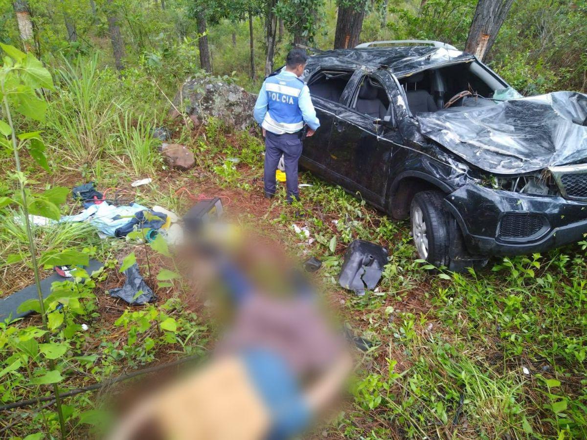 Muere policía al caer en una hondonada en su vehículo en Zambrano