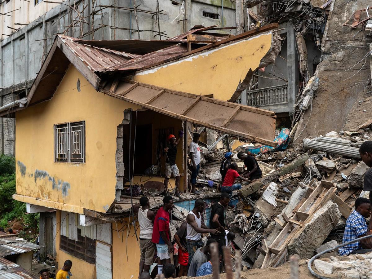 Derrumbe de edificio en Sierra Leona deja decenas de personas atrapadas bajo escombros