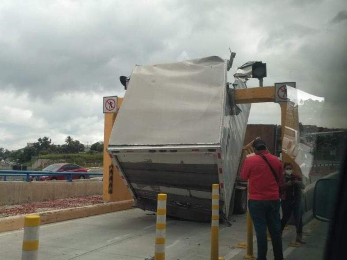 Accidente ocurrido en agosto de 2020. Un camión repartido chocó en la entrada del puente a desnivel Ricardo Álvarez.