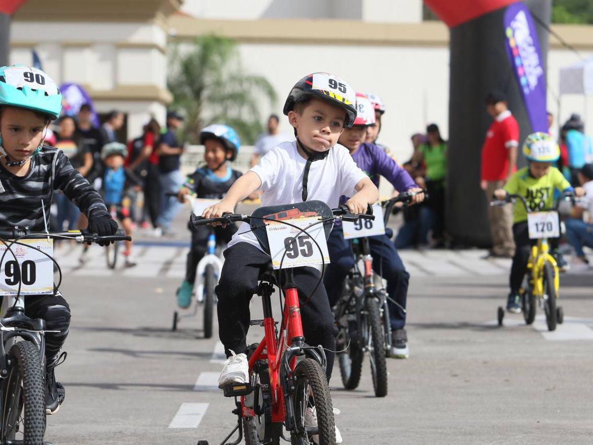 A toda marcha pedalearon niños y niñas en la categoría 5-6 años de la Vuelta Ciclística Infantil