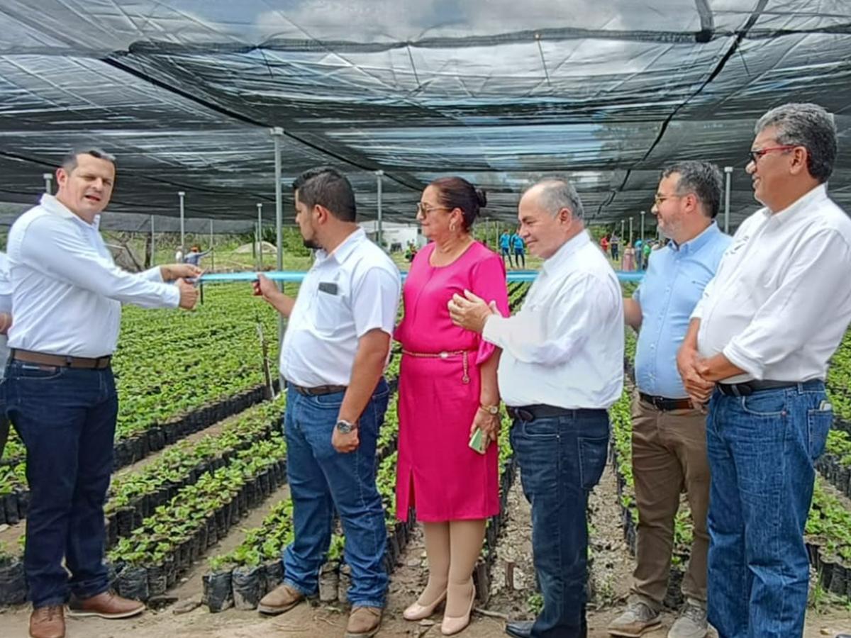 <i> Inauguración de los viveros de alta calidad como parte del Plan Nacional de Renovación del Parque Cafetalero</i>