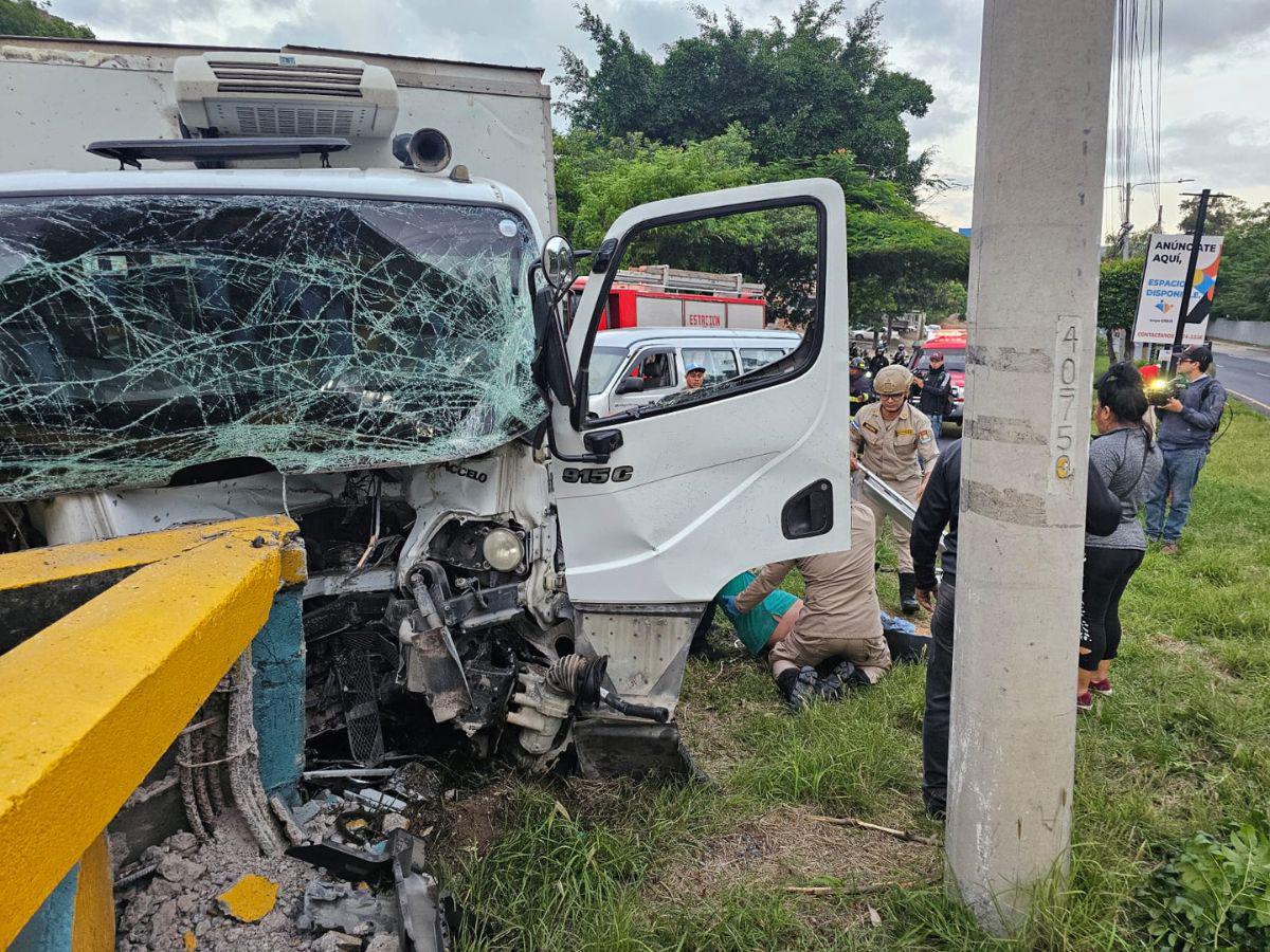 Tres personas resultan heridas tras colisión de camión y microbús en Tegucigalpa