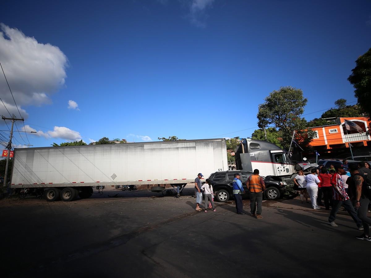 La rastra estuvo a punto de ingresar a una residencia en la orilla de la carretera.