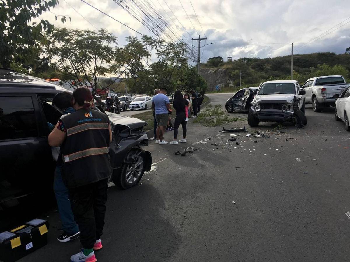 En contravía y sobre la mediana quedaron vehículos tras fuerte choque en anillo periférico