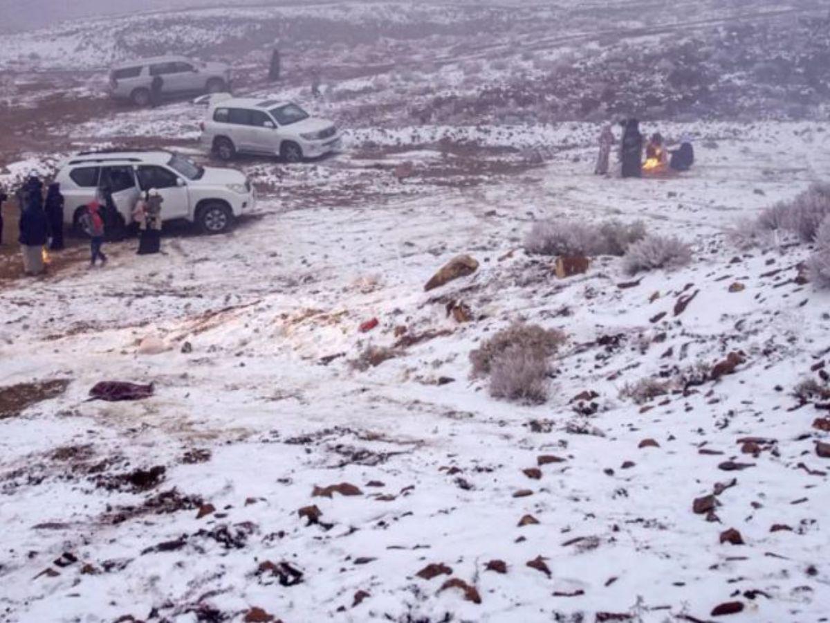 Desierto de Al Jawf en Arabia Saudita se cubre de nieve por primera vez en la historia