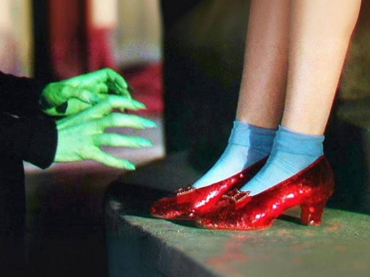 De seda y lentejuelas, subastan los zapatos rubí de Dorothy de El Mago de Oz