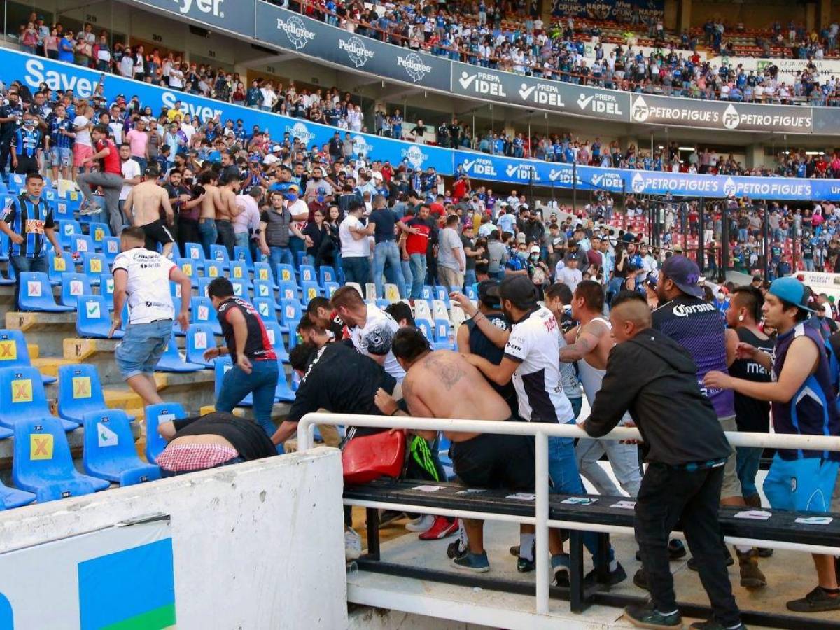 Al menos 22 heridos deja violento enfrentamiento entre hinchas del Querétaro-Atlas