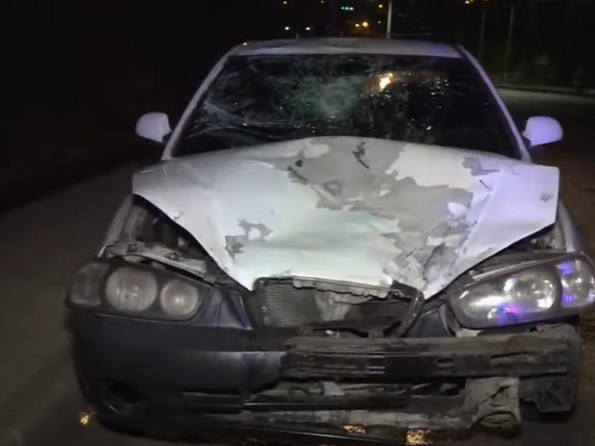 El taxi sufrió daños en la parte frontal, poniendo en evidencia la brutalidad del choque.