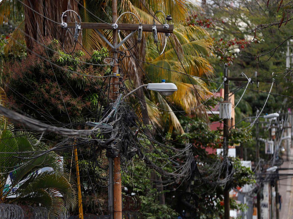 En la capital hay identificados al menos 200 puntos críticos por el excesivo cableado en los postes.