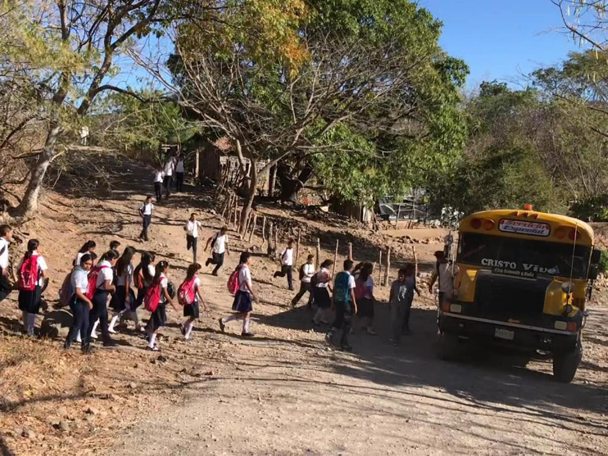 <i>La alcaldía fortalece la red educativa, transportando estudiantes desde diversas comunidades hacia diferentes centros educativos.</i>